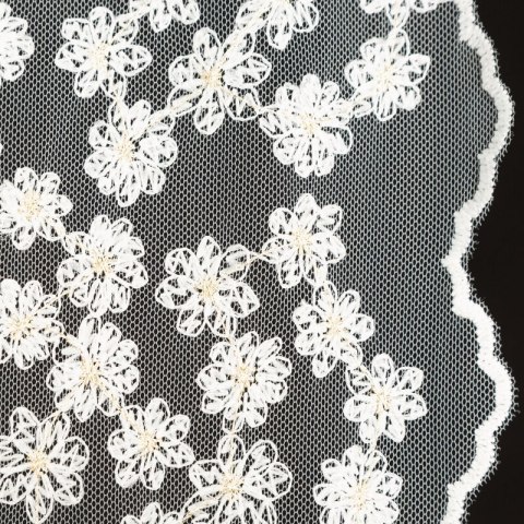 FIRANA GOTOWA DAISY NA TAŚMIE 130 X 270 CM BIAŁY